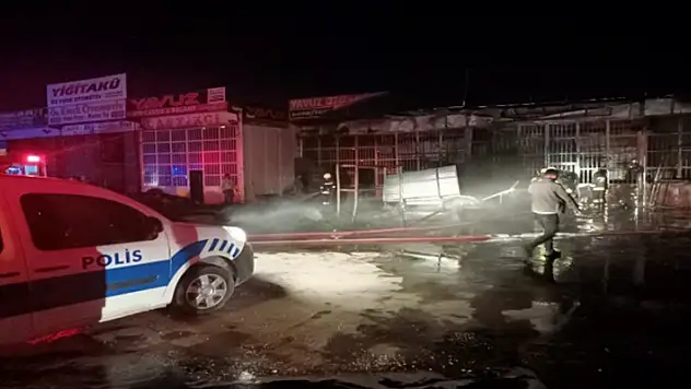 Konya'da çıkan yangında 4 iş yeri kullanılamaz hale geldi
