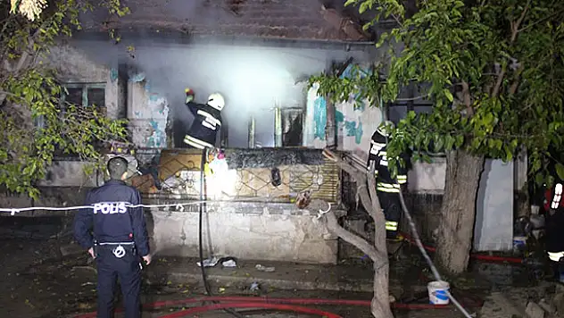 Konya'da çıkan yangında mahsur kalan yaşlı kadın kurtarıldı