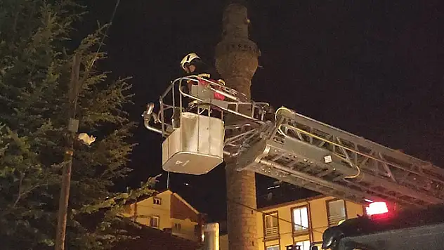 Konya'da çıktığı direkten inemeyen kediyi itfaiye kurtardı
