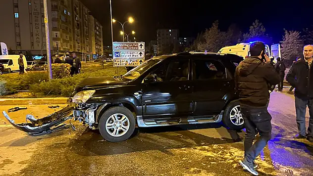 Konya'da cip ile otomobilin çarpıştığı kazada 3 kişi yaralandı
