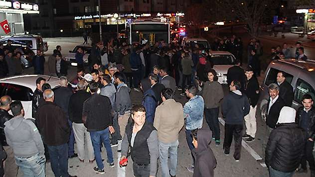 Konya'da çocuğun kazada öldüğü yerde tekrar kaza olunca caddeyi kapattılar
