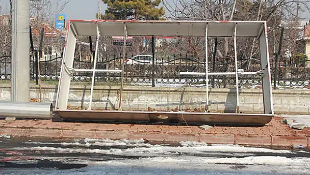 Konya'da çocuğun üzerine devrilen panonun sahibi serbest!