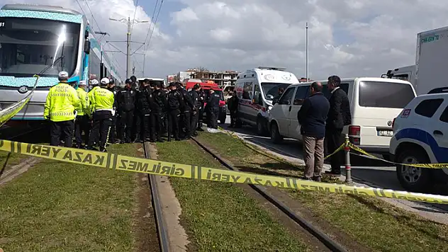 Konya'da çocuğuyla tramvayın altında kalan anne hayatını kaybetti
