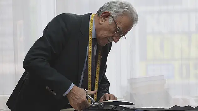 Konya'da çocukken gazete satarken adım attığı terzilik mesleğine 63 yıldır devam ediyor