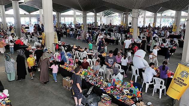 Konya'da çocuklar kendi tezgahını kurdu: 300 stantlık oyuncak pazarı