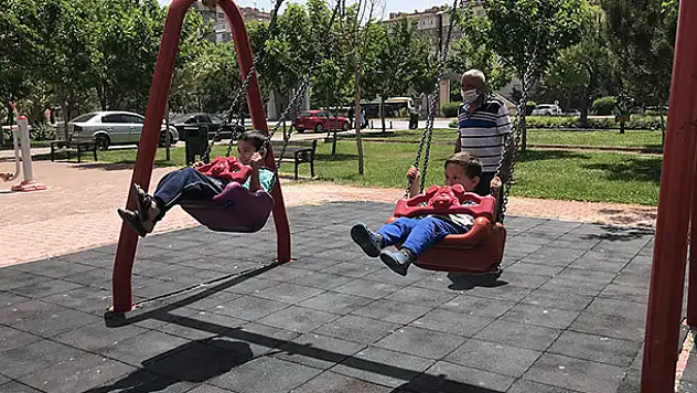 Konya'da çocuklar yeniden sıcak havanın tadını çıkardı