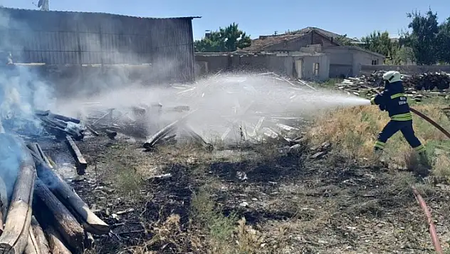 Konya'da çocukların attığı torpil, inşaat malzemelerini tutuşturdu 
