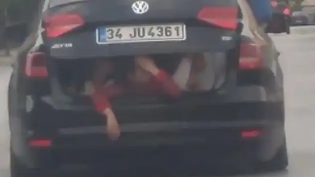 Konya'da çocukların otomobilin bagajında tehlikeli yolculuğu 