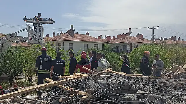 Konya'da çöken inşaatın enkazı altında kalan iki işçi kurtarıldı
