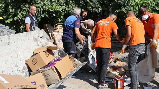 Konya'da çöp dolu ev ve çevresinden 3 kamyon çöp çıktı