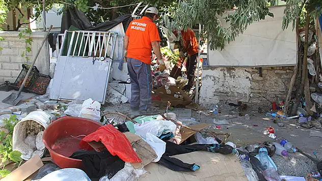 Konya'da 'çöp ev' ihbarı üzerine gidilen apartmanın bahçesinden 5 kamyon ve 3 traktör dolusu çöp çıkarıldı
