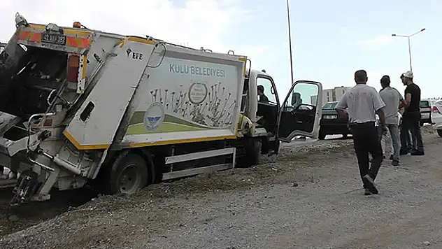 Konya'da çöp kamyonu otomobille çarpıştı: 2 yaralı
