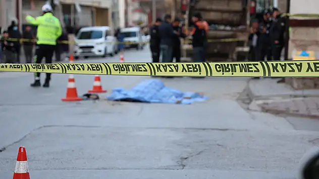 Konya'da çöp kamyonunun çarptığı kadın hayatını kaybetti
