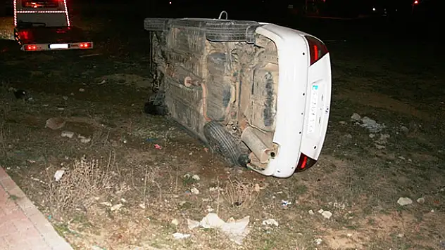 Konya'da çukurdan kaçmak isteyen sürücü otomobili devirdi