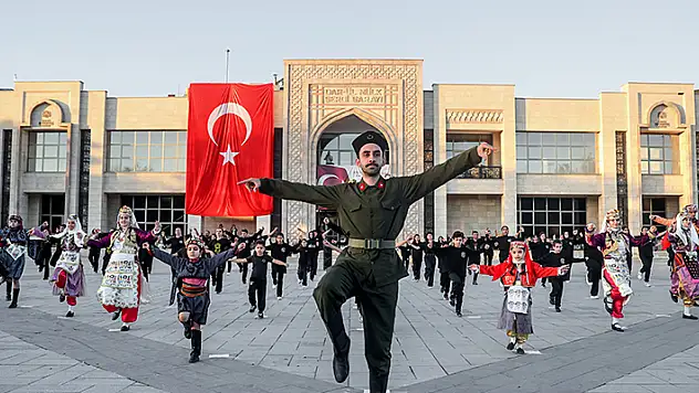 Konya'da Cumhuriyet'in 101. yılı, 101 kişilik zeybek gösterisiyle kutlandı