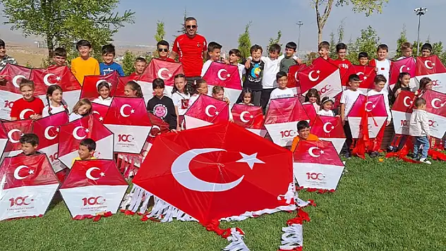 Konya'da Cumhuriyetin 100. yılı etkinlikleri kapsamında uçurtma şenliği düzenlendi