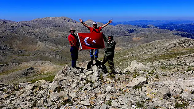 Konya'da dağcılar 2 bin 587 metre rakımlı dağa tırmandı