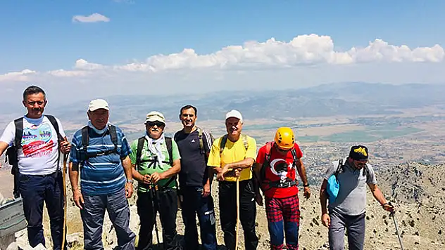 Konya'da dağcılar 30 Ağustos zaferi için tırmandı