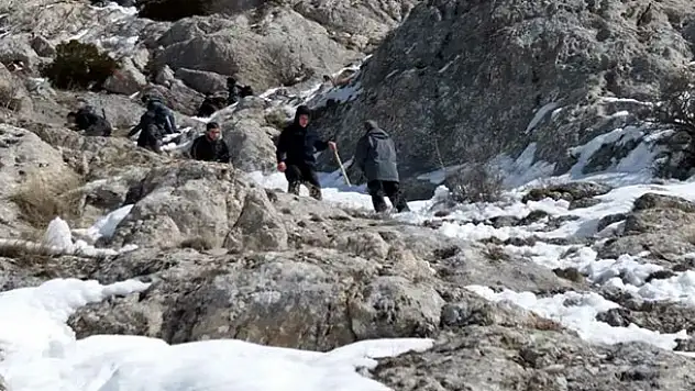 Konya'da dağda mahsur kalan 8 kişi kurtarıldı