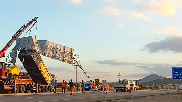 Konya'da damperi açık kalan tır trafik levhasına çarptı
