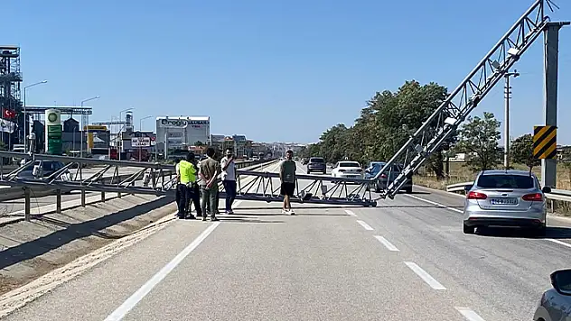 Konya'da damperi açık tır PTS direğini yıktı
