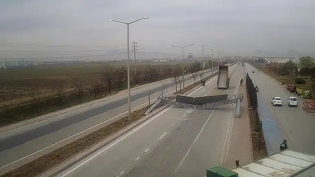 Konya'da damperi açık unutulan kamyonun levhayı devirmesi kamerada
