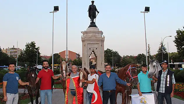 Konya'da darbe girişimine atlı yürüyüş