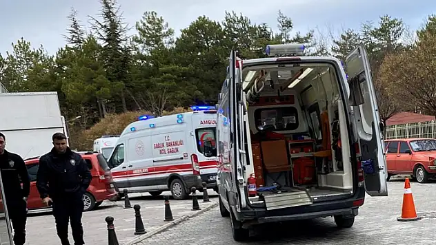 Konya'da demir kapı işçinin üzerine devrildi

