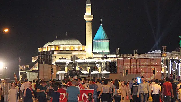 Konya'da 'demokrasi nöbeti' sürüyor