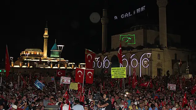 Konya'da demokrasi nöbeti sürüyor