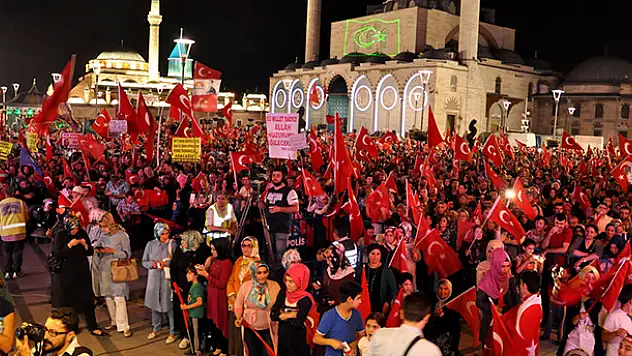 Konya'da 'demokrasi nöbeti' sürüyor