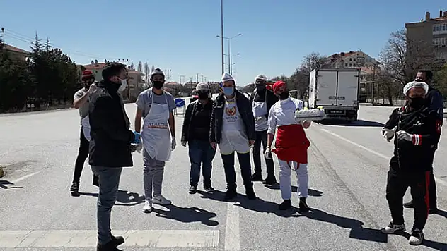 Konya'da denetim noktasında görevli polislere pastalı sürpriz kutlama