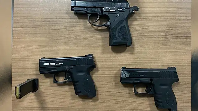 Konya'da denetimlerde 3 ruhsatsız tabanca ele geçirildi, hakkında yakalama kararı bulunan bir kişi gözaltına alındı