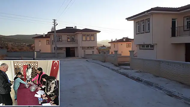 Konya'da depremde evleri zarar gören ailelerin yeni evleri teslim edildi