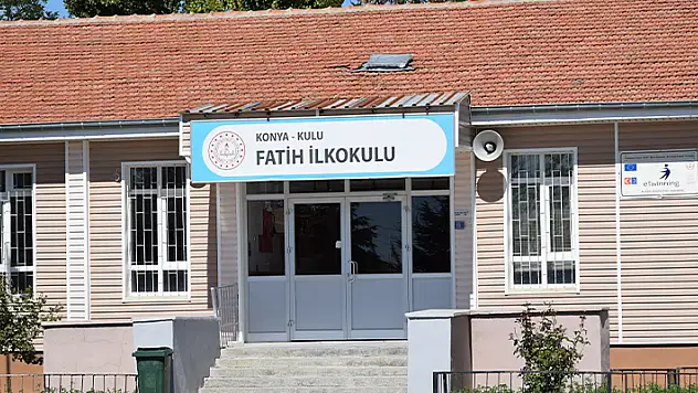 Konya'da depremde zarar gören okul kapatıldı
