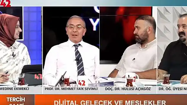 Konya'da depreme canlı yayında yakalanan sunucu ve konukların korkulu anları

