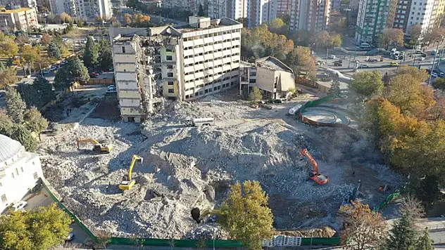 Konya'da depreme dayanıklı olmayan eski belediye binasında yıkım çalışmaları sürüyor
