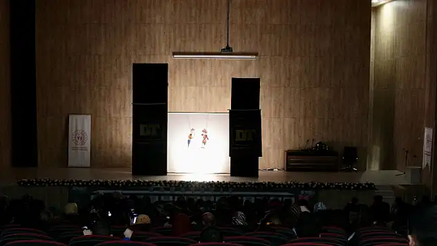 Konya'da depremzede çocuklar Hacivat-Karagöz oyunuyla moral buldu
