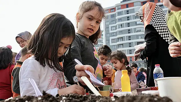 Konya'da depremzede öğrenciler 'Geleceğe Umut' tohumları ekti

