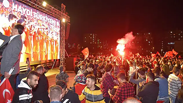 Konya'da dev ekranda milli maç coşkusu