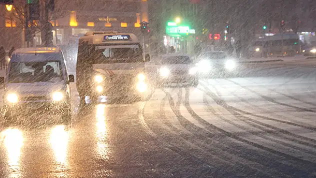 Konya'da devam eden kar yağışı cadde ve sokaklar beyaz örtüyle kaplandı