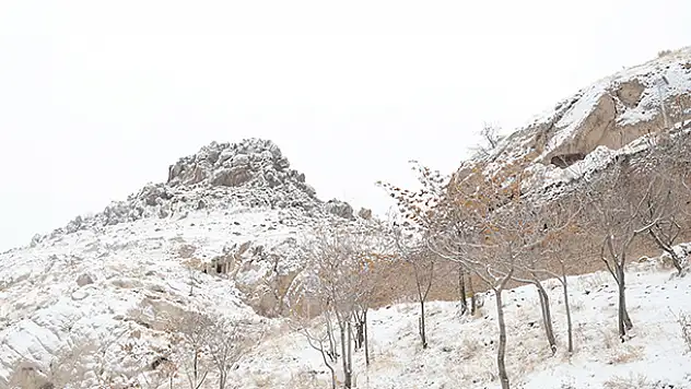 Konya'da devam eden kar yağışı cadde ve sokakları beyaza bürüdü