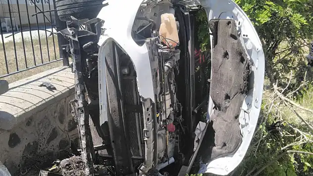 Konya'da devrilen araçtaki anne ve iki kızı yaralandı

