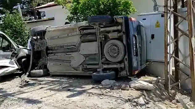 Konya'da devrilen hafif ticari aracın sürücüsü yaralandı