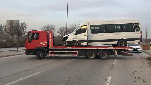 Konya'da devrilen işçi servisinde 15 kişi yaralandı
