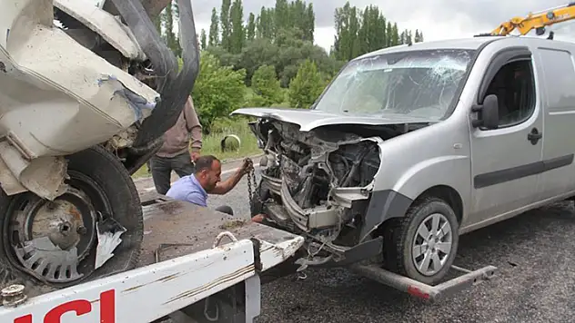 Konya'da devrilen kamyon kazaya sebep oldu: 4 yaralı