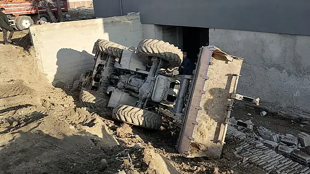 Konya'da devrilen kepçenin altında kalan operatör yaralandı
