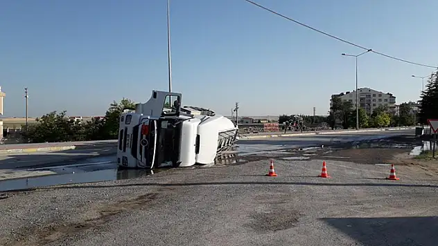 Konya'da devrilen mazot yüklü tankerin sürücüsü yaralandı
