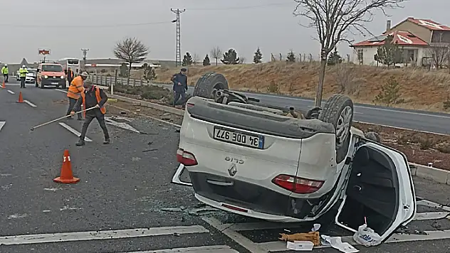 Konya'da devrilen otomobildeki 3 kişi yaralandı 