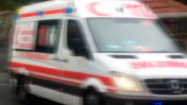 Konya'da devrilen otomobildeki anne ve iki çocuğu yaralandı